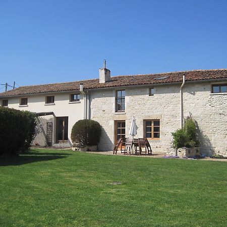 Le Noisetier At Les Hiboux Gites Chef-Boutonne Номер фото