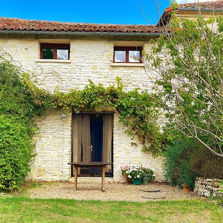 Le Noisetier At Les Hiboux Gites Chef-Boutonne Экстерьер фото