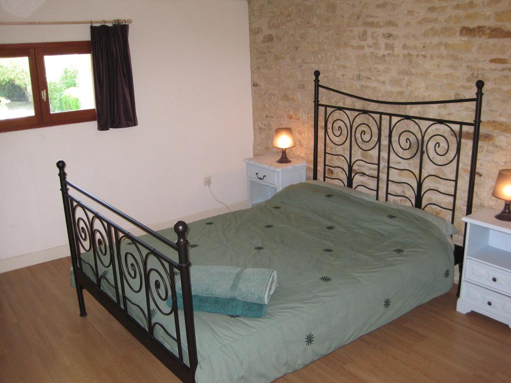 Le Noisetier At Les Hiboux Gites Chef-Boutonne Номер фото